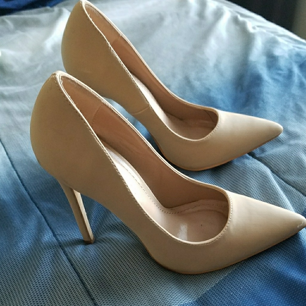 Matte nude pumps. SIZE 7.